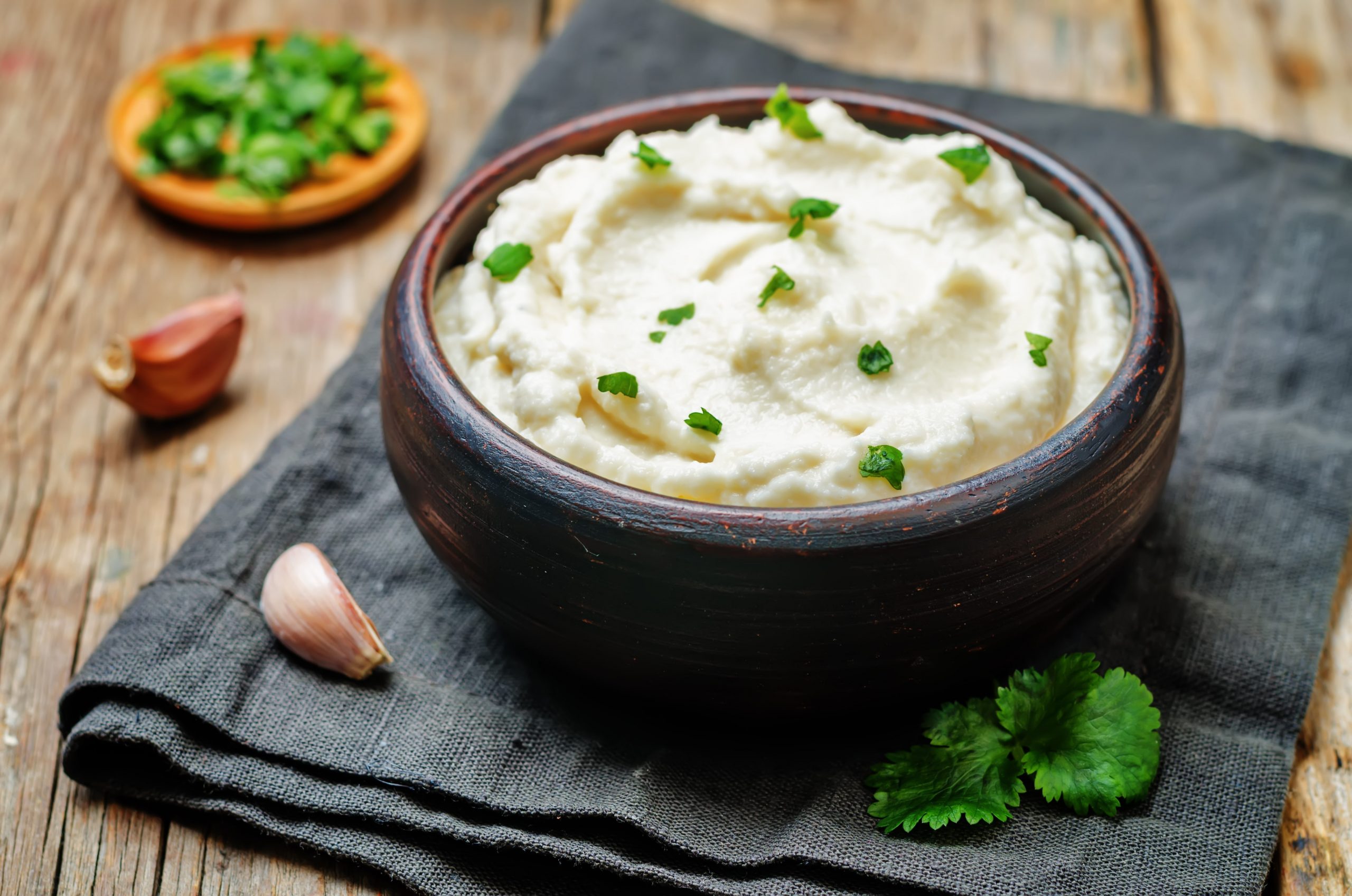 Пюре из цветной капусты с чесноком, сметаной и пармезаном