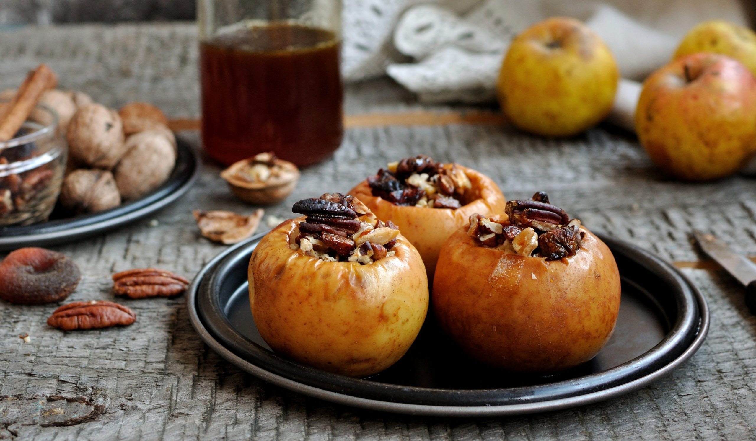 Яблоки, запечённые с овсянкой, орехами, финиками и мёдом