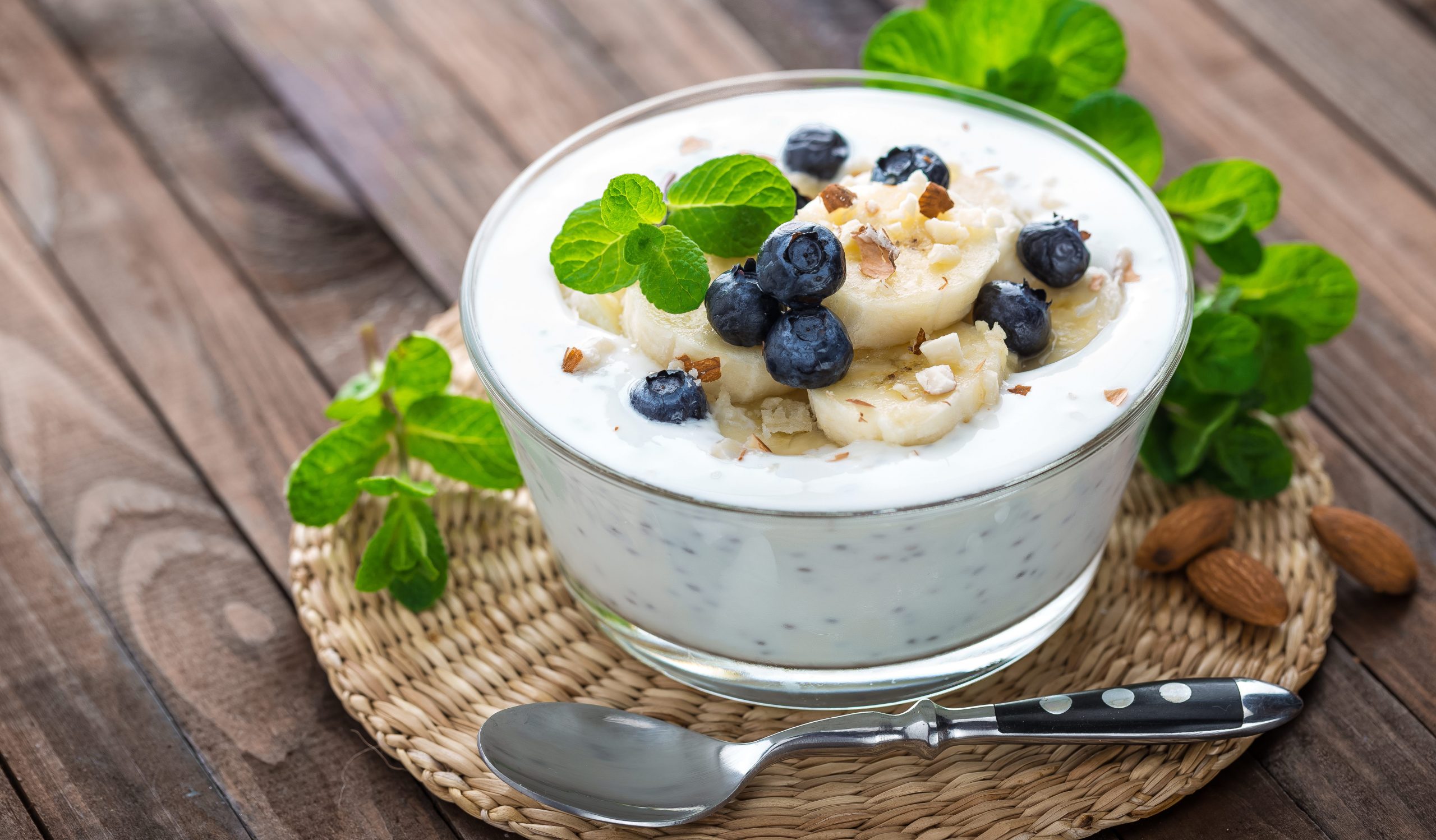 Йогурт с бананом, орехами и семечками