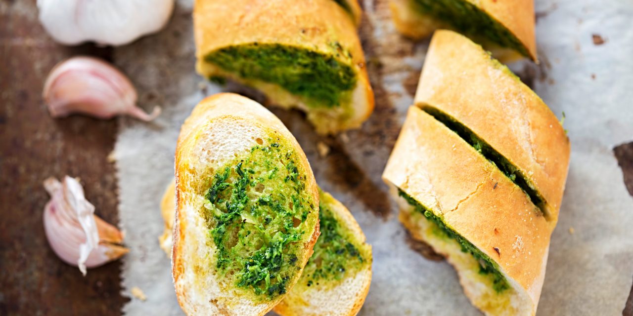 Чесночный хлеб на дрожжах с зеленью