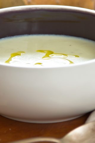 Суп-пюре из цветной капусты с чесноком на курином бульоне