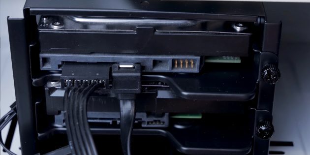 Как собрать компьютер: подключите жёсткие диски и SSD-накопители