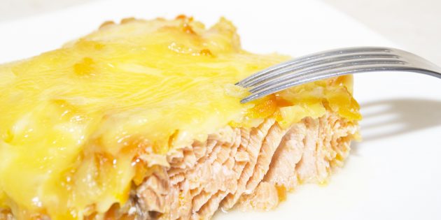 Recipe for salmon in the oven with onions and cheese