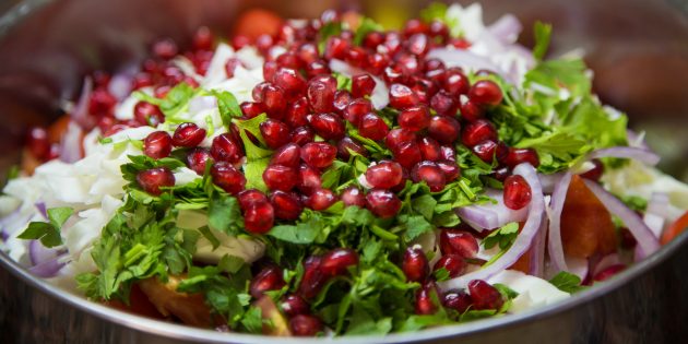 Салат с гранатом и помидорами: простой рецепт