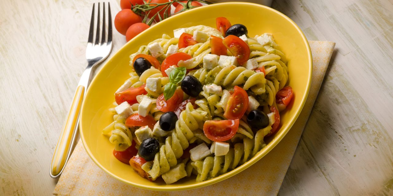 Салат с макаронами, помидором, оливками, моцареллой и горчичной заправкой