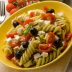 Салат с макаронами, помидором, оливками, моцареллой и горчичной заправкой