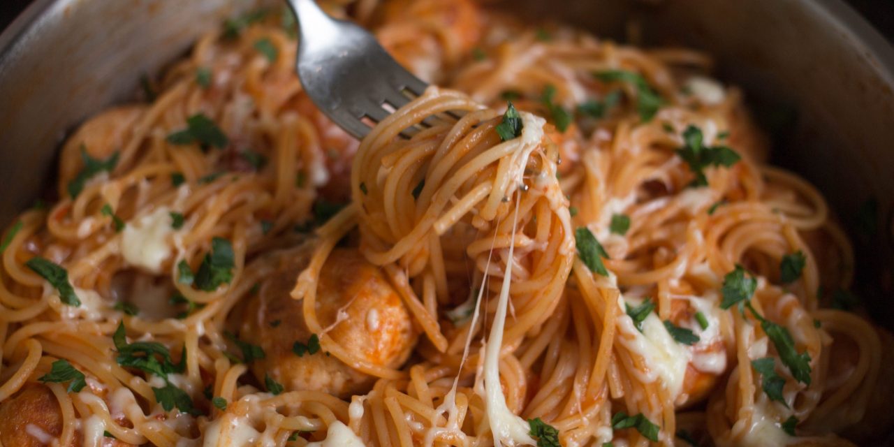 Спагетти с тефтелями и томатным соусом
