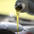 Лайфхак: как аккуратно залить моторное масло без воронки