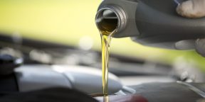 Лайфхак: как аккуратно залить моторное масло без воронки