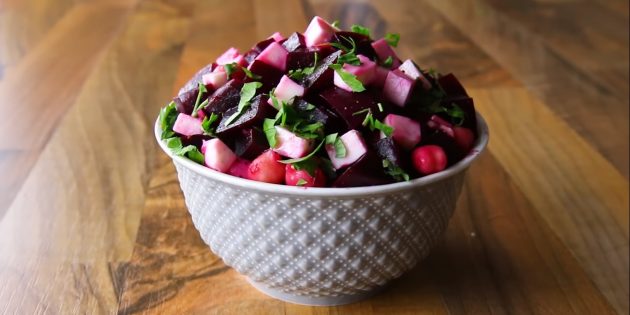 Рецепты диетических блюд: салат из свёклы с фетой, нутом и лимонной заправкой