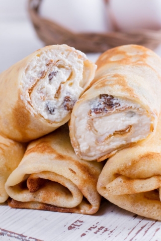 Блины с начинкой из творожного сыра и ягод