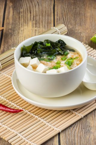 Японский суп тянконабэ с шиитаке, тофу и мясными шариками