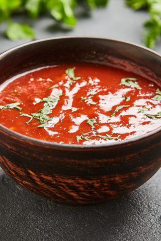 Томатный соус с чесноком, зеленью и горчицей