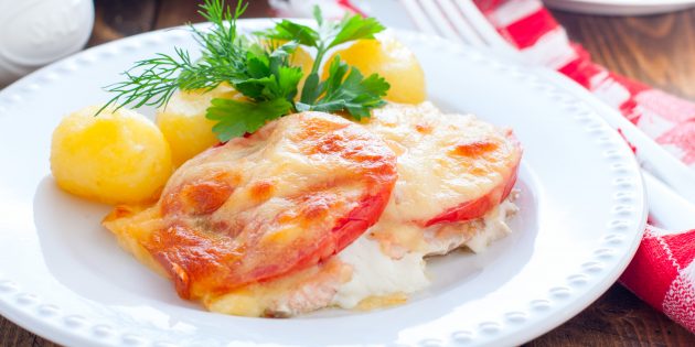 Pink salmon in the oven with tomatoes and cheese: a simple recipe