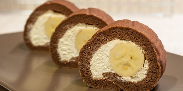 Шоколадный бисквитный рулет с кремом и бананом