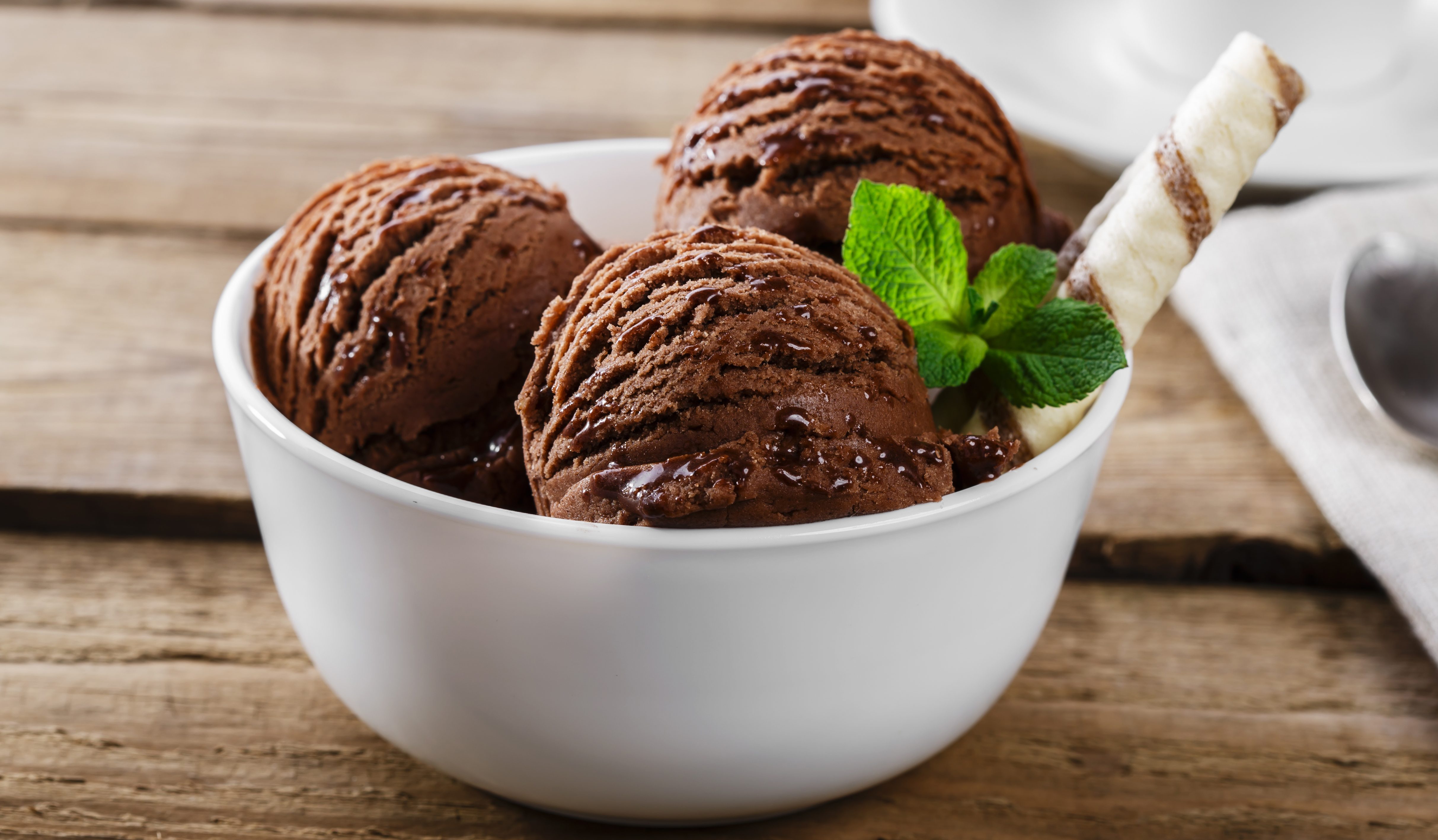 Шоколадное мороженое из сливок