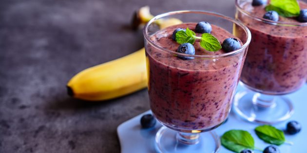 Диетический смузи из голубики, банана и авокадо: простой рецепт