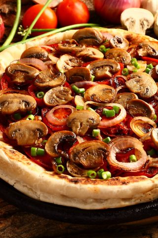 Постная пицца с грибами, луком и пряностями