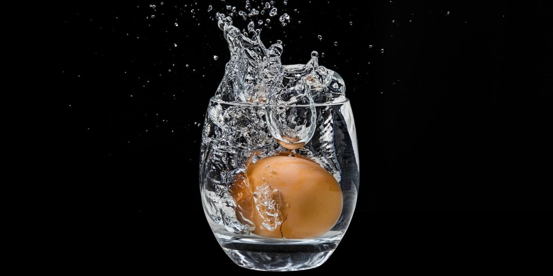 Лайфхак: как почистить яйцо при помощи стакана с водой