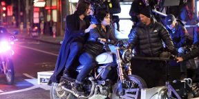 Опубликованы фотографии Нео и Тринити на мотоцикле со съёмок «Матрицы 4». Интернет в восторге