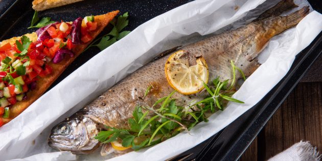 Trout in the oven with garlic and lemon: a simple recipe