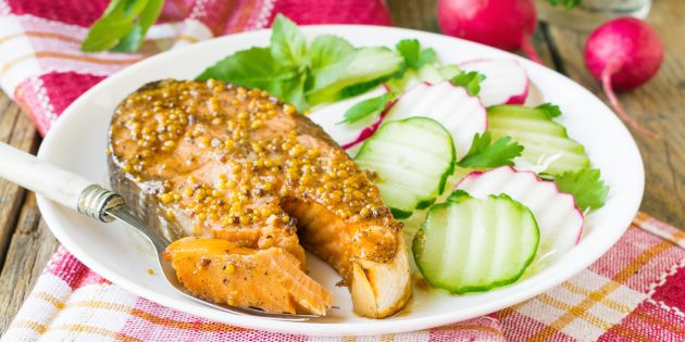 Oven trout steaks with mustard and honey: a simple recipe