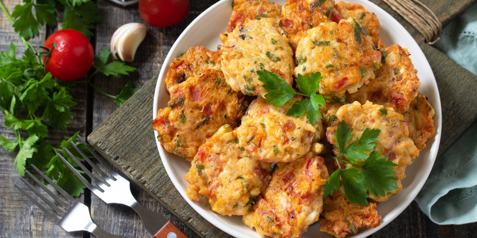 Запечённые рубленые котлеты из куриной печени в томатном соусе