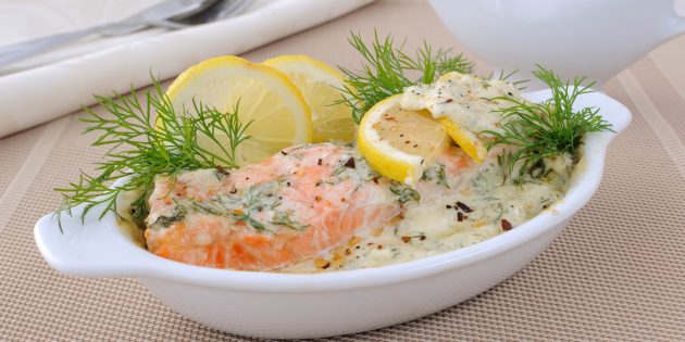 Oven trout steaks with cream: a simple recipe