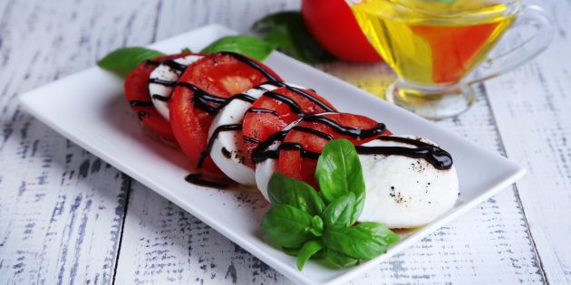 Салат с моцареллой, помидорами и бальзамическим соусом: простой рецепт