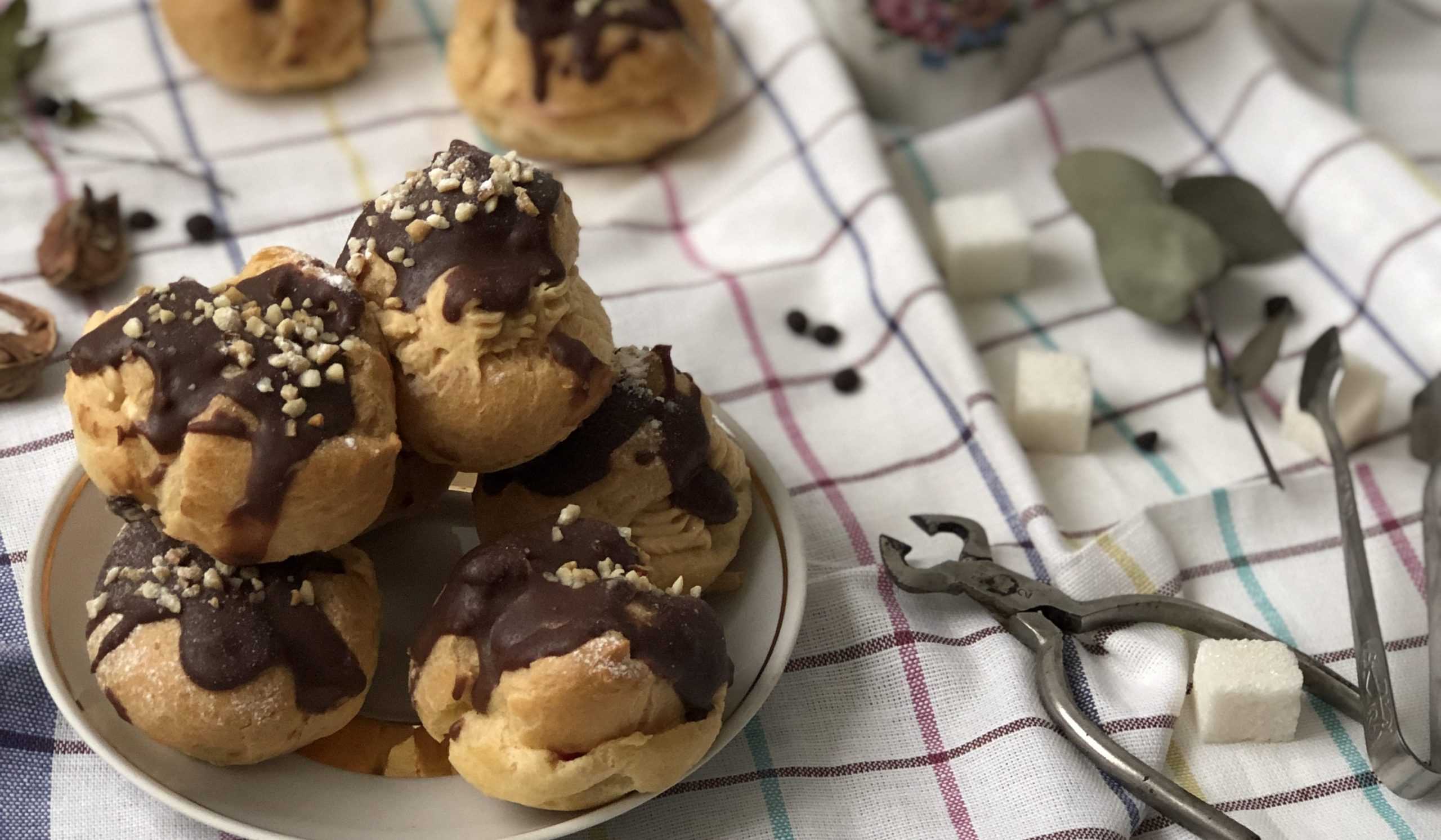 Эклеры с масляным кремом и шоколадной глазурью - Лайфхакер