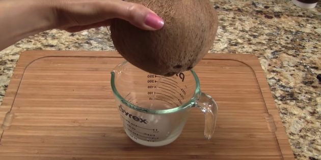 Как расколоть кокос: слейте воду 