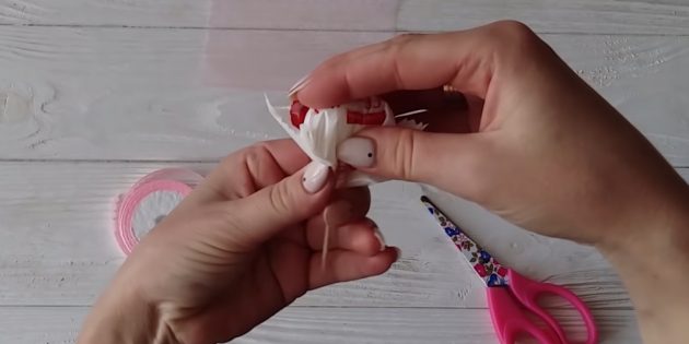 Как сделать букет из конфет: приклейте зубочистку к конфете