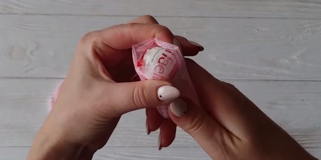 Как сделать букет из конфет: обклейте конфету органзой