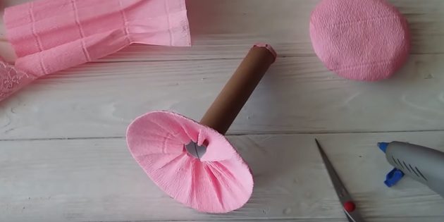 Как сделать букет из конфет: обклейте бумагой низ и верх заготовки