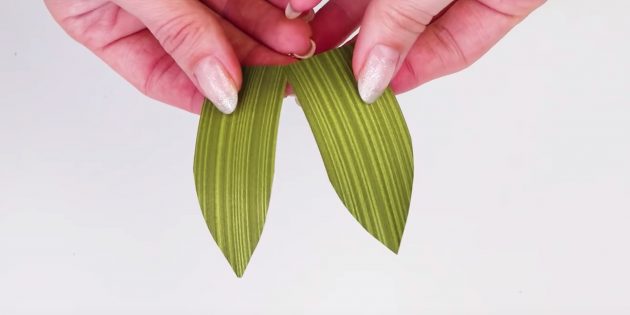 Букет из конфет своими руками: сделайте листья из ленты