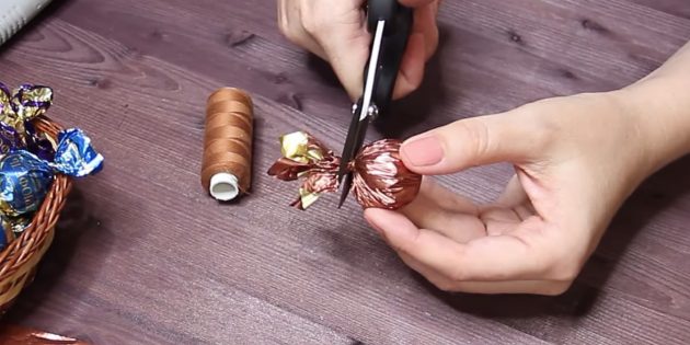 Как сделать букет из конфет своими руками: оберните конфеты