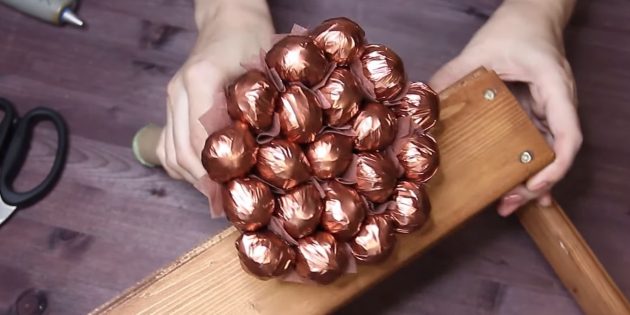 Как сделать букет из конфет своими руками: заклейте просветы между конфетами