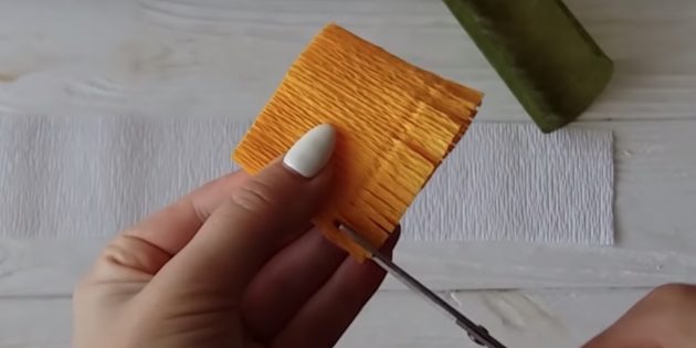 Как сделать букет из конфет своими руками: сделайте надрезы на полоске