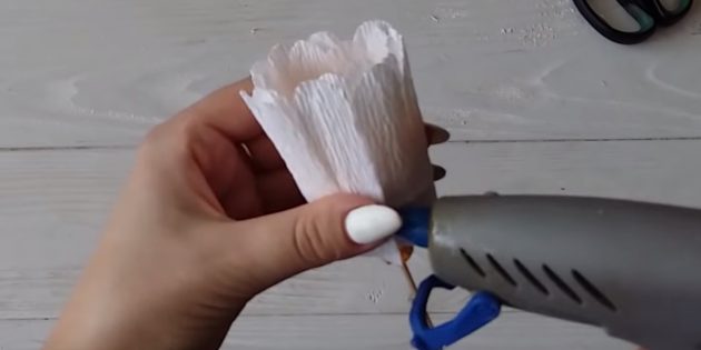 Как сделать букет из конфет своими руками: приклейте остальные лепестки