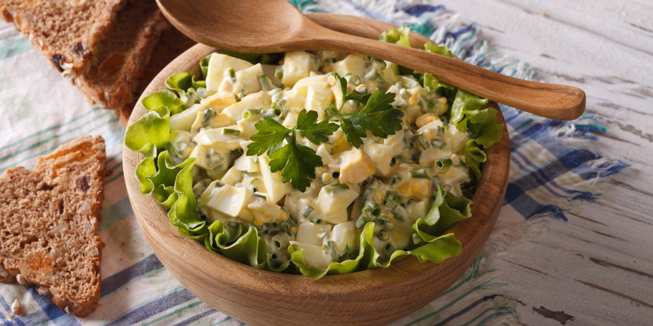 Простой салат с яйцами и зелёным луком