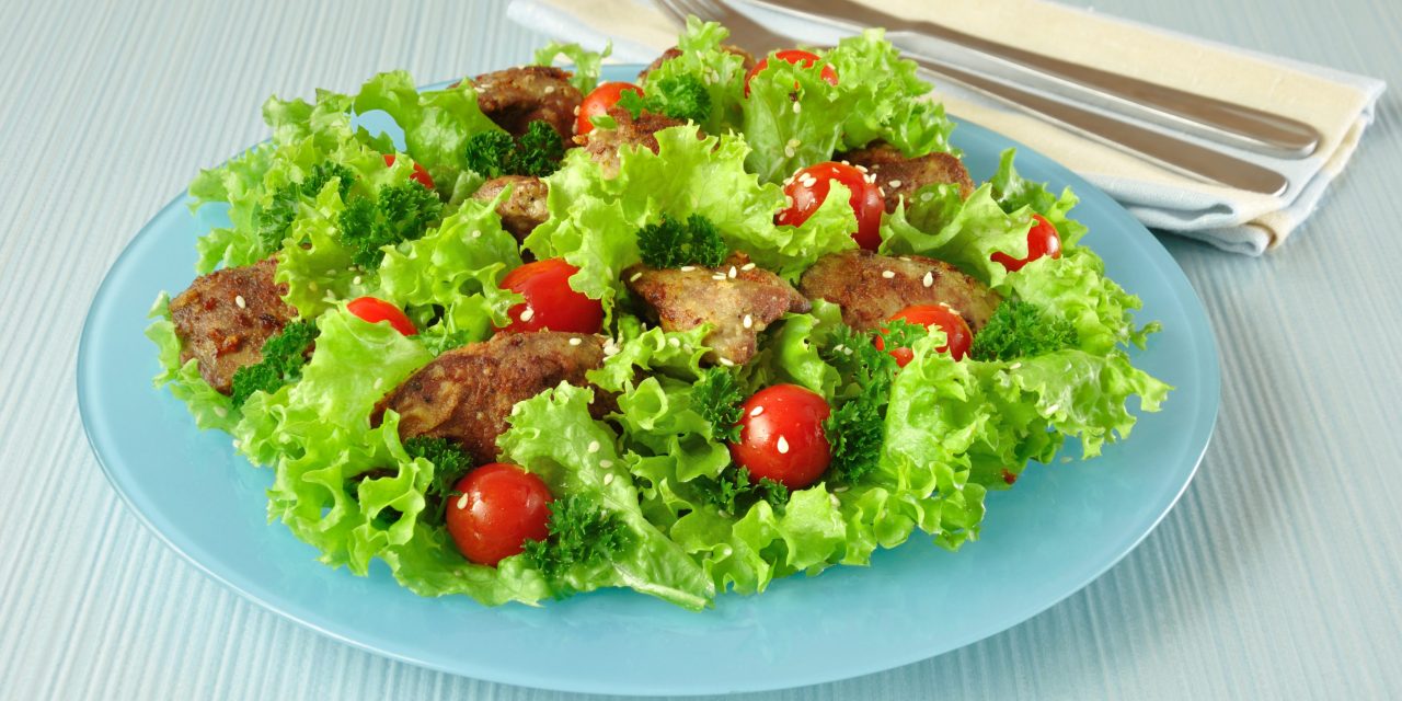 Салат с куриной печенью, корнем сельдерея и помидорами