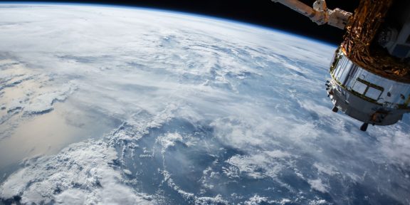 9 фотографий Земли с орбиты, снятые на Mi 10 Pro