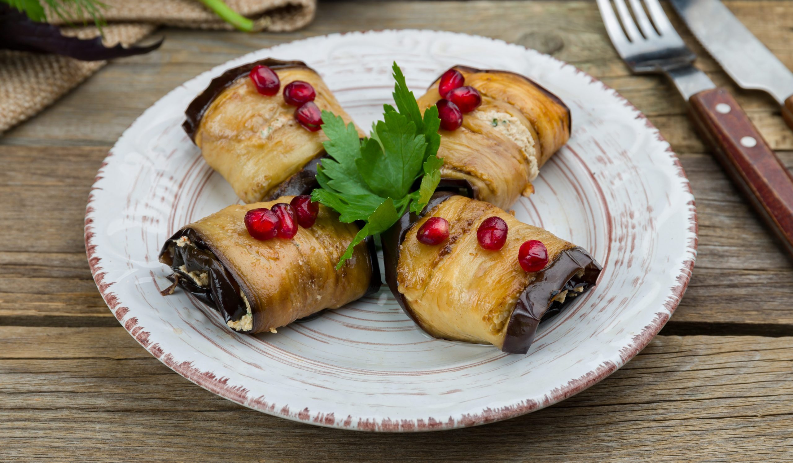 Рулетики из баклажанов с грецкими орехами, чесноком и зеленью