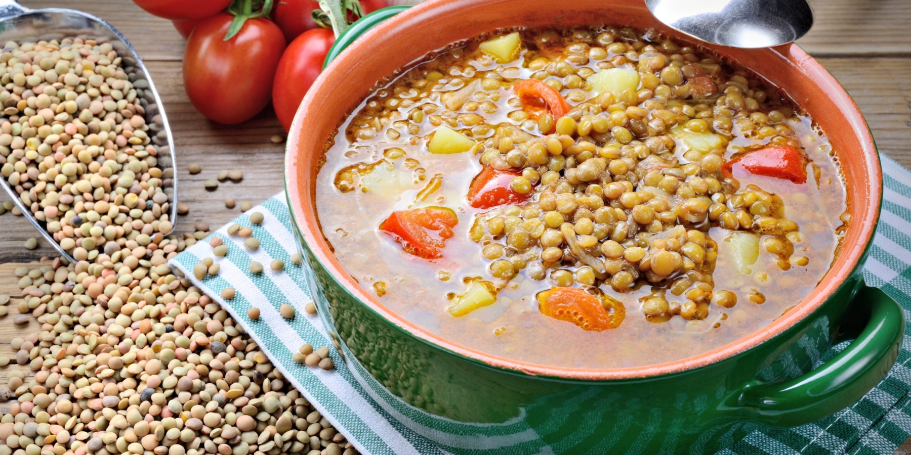 Томатный суп с чечевицей, сельдереем и шпинатом