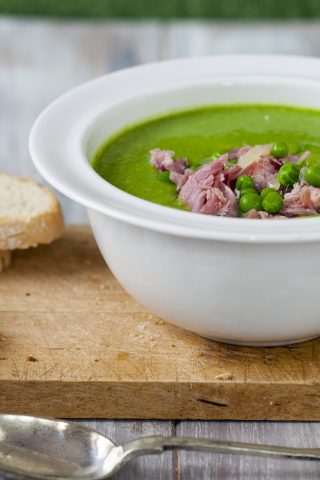Суп из зелёного горошка с ветчиной