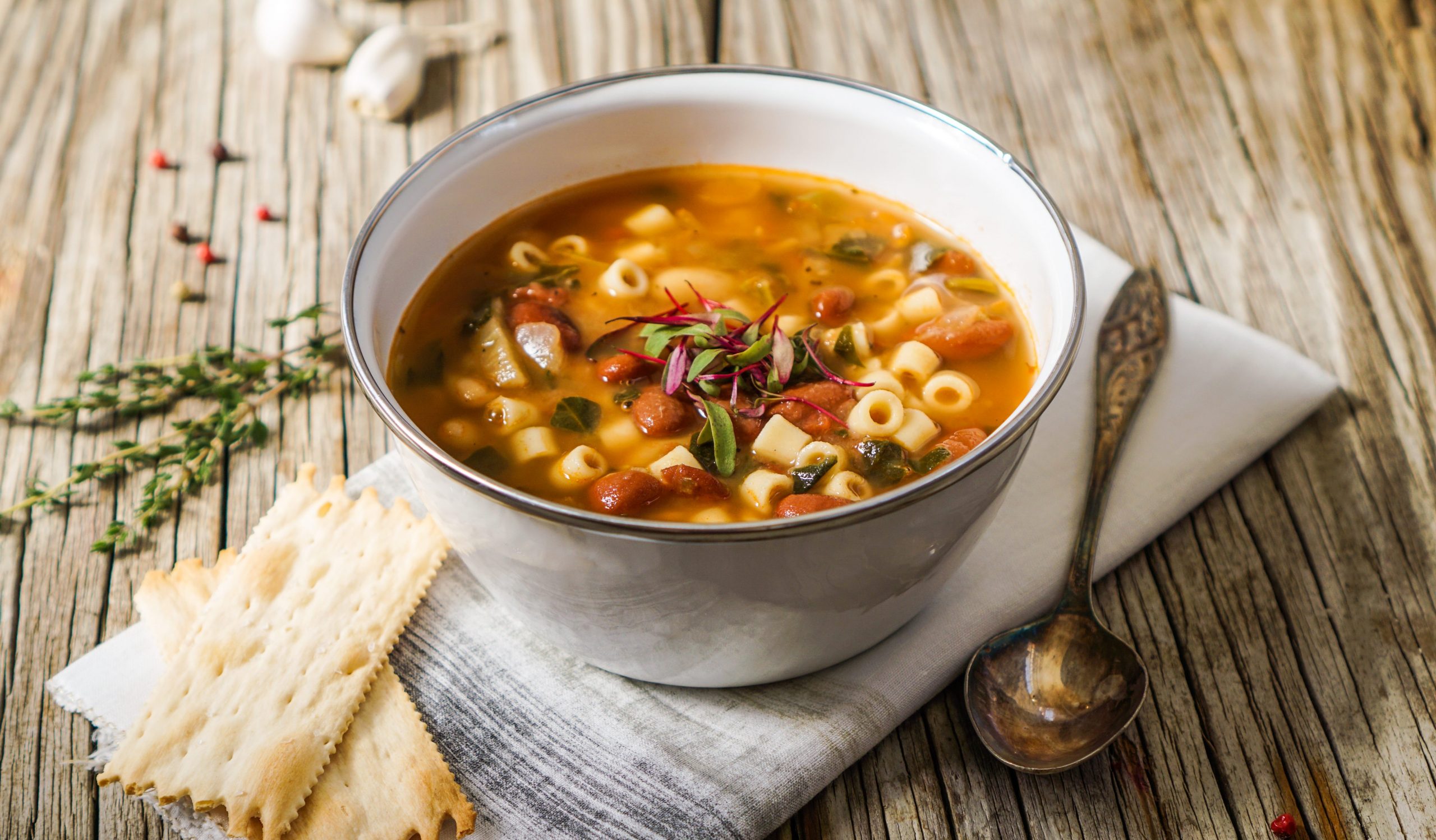 Томатный суп с макаронами, сосисками и фасолью - Лайфхакер