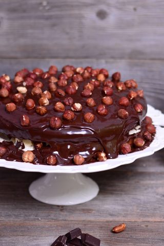 Шоколадный торт с орехами и сливочным кремом