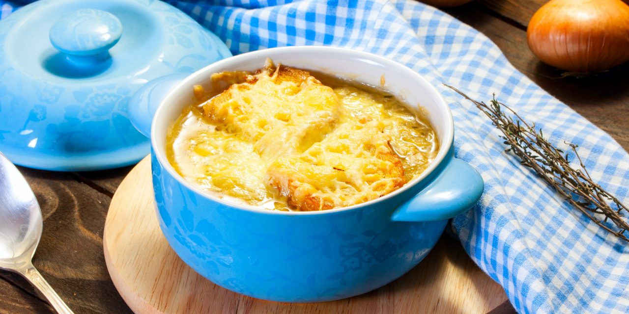 Луковый суп с мясом и сыром в горшочках