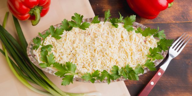Салат «Невеста» с варёной курицей и яблоком: простой рецепт