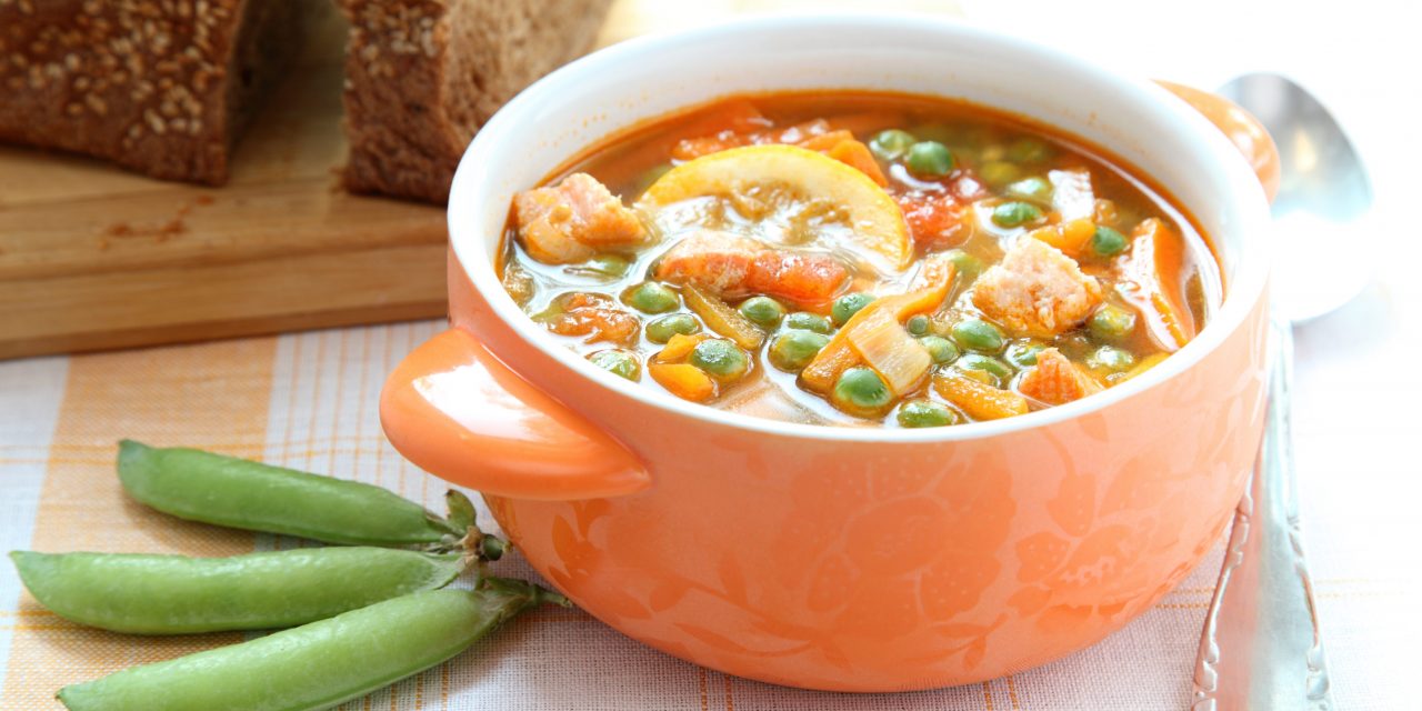 Суп из красной рыбы с зелёным горошком, помидорами и оливками